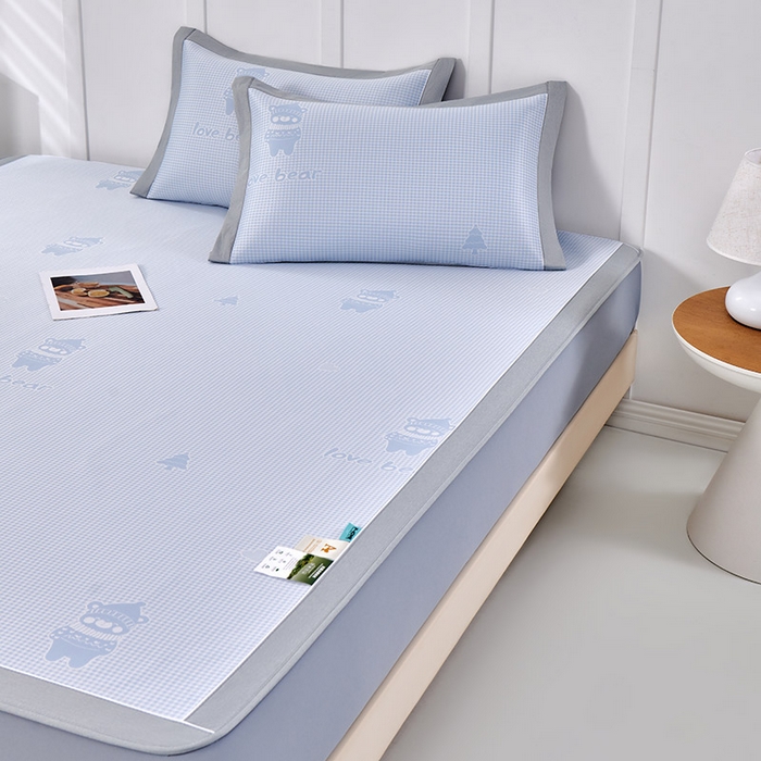 91家纺网 家纺一手货源 找家纺 小牛席业 2026新款【实拍风格】双PE高凉感-韩版小熊提花冰丝席（床笠款）凉席竹席藤席冰藤席乳胶席豆豆席 蓝色