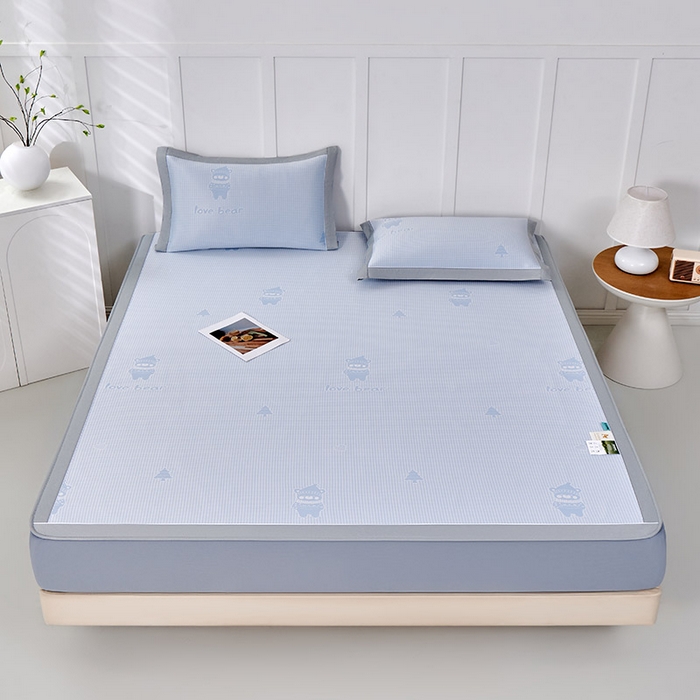 91家纺网 家纺一手货源 找家纺 小牛席业 2026新款【实拍风格】双PE高凉感-韩版小熊提花冰丝席（床笠款）凉席竹席藤席冰藤席乳胶席豆豆席 蓝色