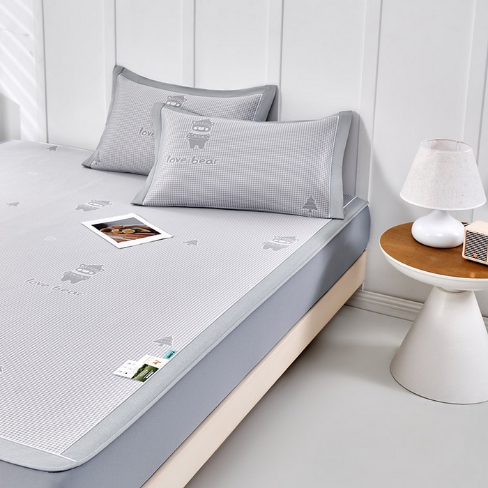 91家纺网 家纺一手货源 找家纺 小牛席业 2026新款【实拍风格】双PE高凉感-韩版小熊提花冰丝席（床笠款）凉席竹席藤席冰藤席乳胶席豆豆席 灰色