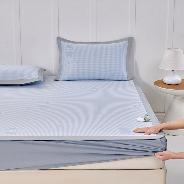 91家纺网 家纺一手货源 找家纺 小牛席业 2026新款【实拍风格】双PE高凉感-韩版小熊提花冰丝席（床笠款）凉席竹席藤席冰藤席乳胶席豆豆席 蓝色