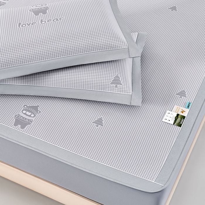 91家纺网 家纺一手货源 找家纺 小牛席业 2026新款【实拍风格】双PE高凉感-韩版小熊提花冰丝席（床笠款）凉席竹席藤席冰藤席乳胶席豆豆席 灰色