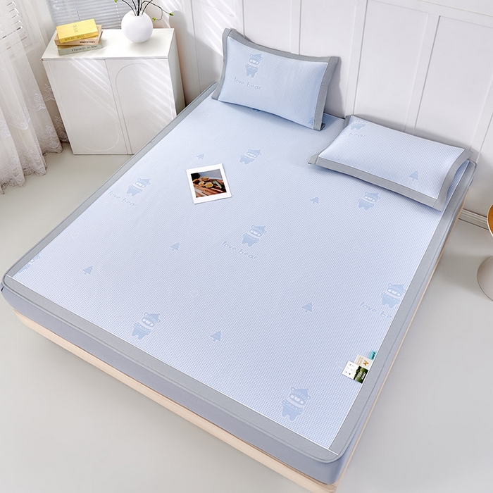 91家纺网 家纺一手货源 找家纺 小牛席业 2026新款【实拍风格】双PE高凉感-韩版小熊提花冰丝席（床笠款）凉席竹席藤席冰藤席乳胶席豆豆席 蓝色