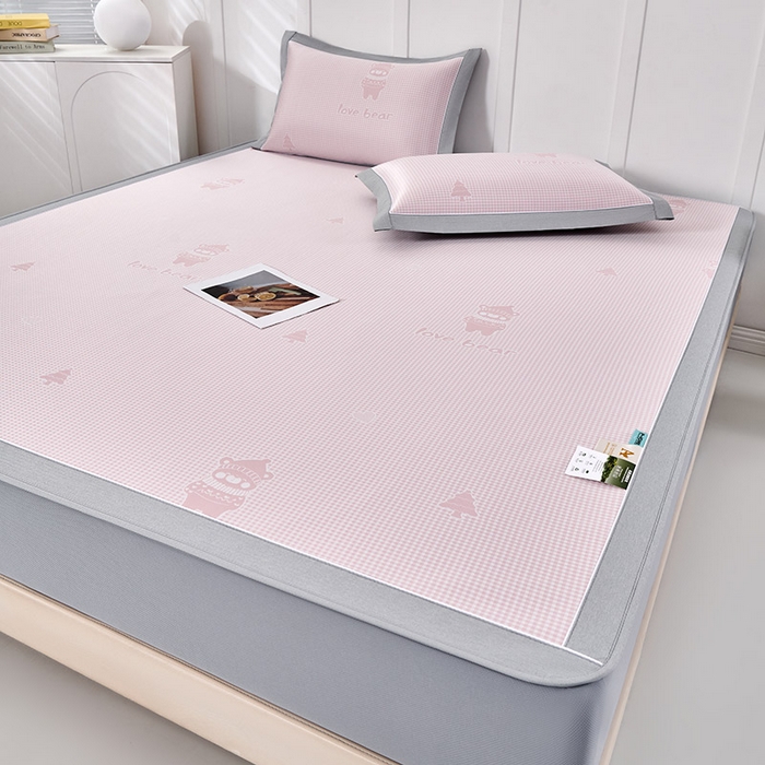 91家纺网 家纺一手货源 找家纺 小牛席业 2026新款【实拍风格】双PE高凉感-韩版小熊提花冰丝席（床笠款）凉席竹席藤席冰藤席乳胶席豆豆席 粉色