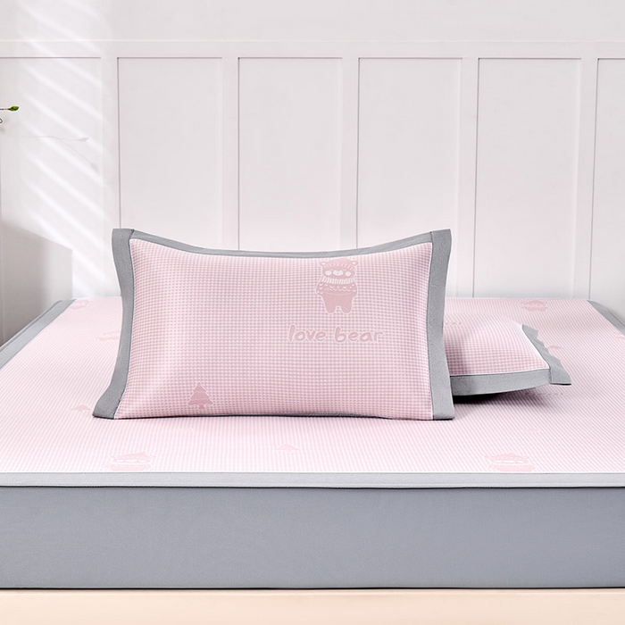 91家纺网 家纺一手货源 找家纺 小牛席业 2026新款【实拍风格】双PE高凉感-韩版小熊提花冰丝席（床笠款）凉席竹席藤席冰藤席乳胶席豆豆席 粉色