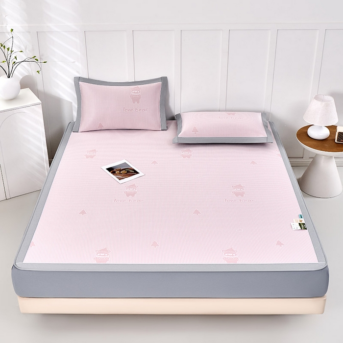 91家纺网 家纺一手货源 找家纺 小牛席业 2026新款【实拍风格】双PE高凉感-韩版小熊提花冰丝席（床笠款）凉席竹席藤席冰藤席乳胶席豆豆席 粉色