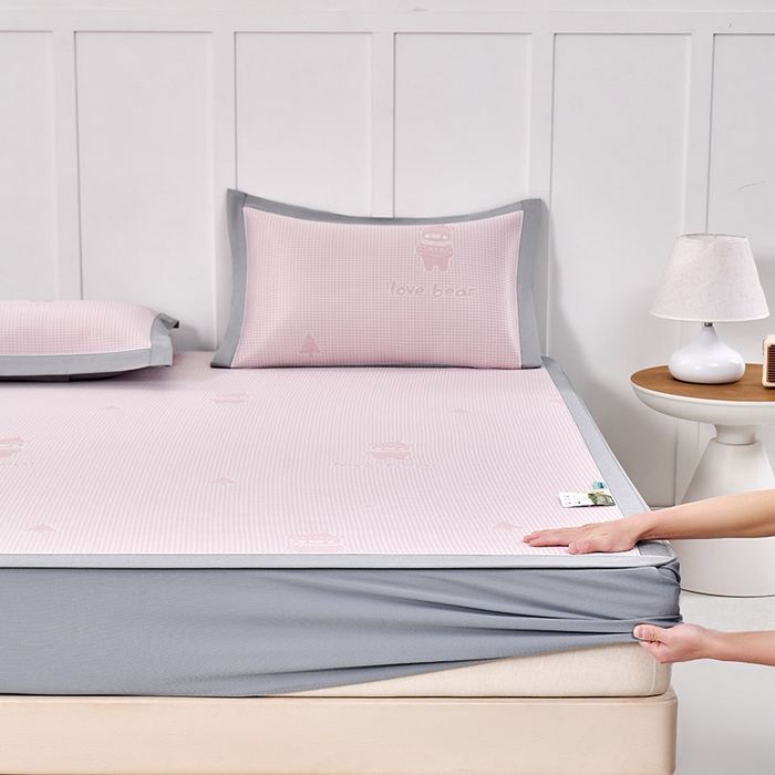 91家纺网 家纺一手货源 找家纺 小牛席业 2026新款【实拍风格】双PE高凉感-韩版小熊提花冰丝席（床笠款）凉席竹席藤席冰藤席乳胶席豆豆席 粉色