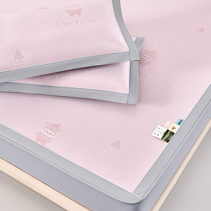 91家纺网 家纺一手货源 找家纺 小牛席业 2026新款【实拍风格】双PE高凉感-韩版小熊提花冰丝席（床笠款）凉席竹席藤席冰藤席乳胶席豆豆席 粉色