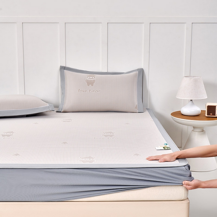 91家纺网 家纺一手货源 找家纺 （总）小牛席业 2026新款【实拍风格】双PE高凉感-韩版小熊提花冰丝席（床笠款）凉席竹席藤席冰藤席乳胶席豆豆席