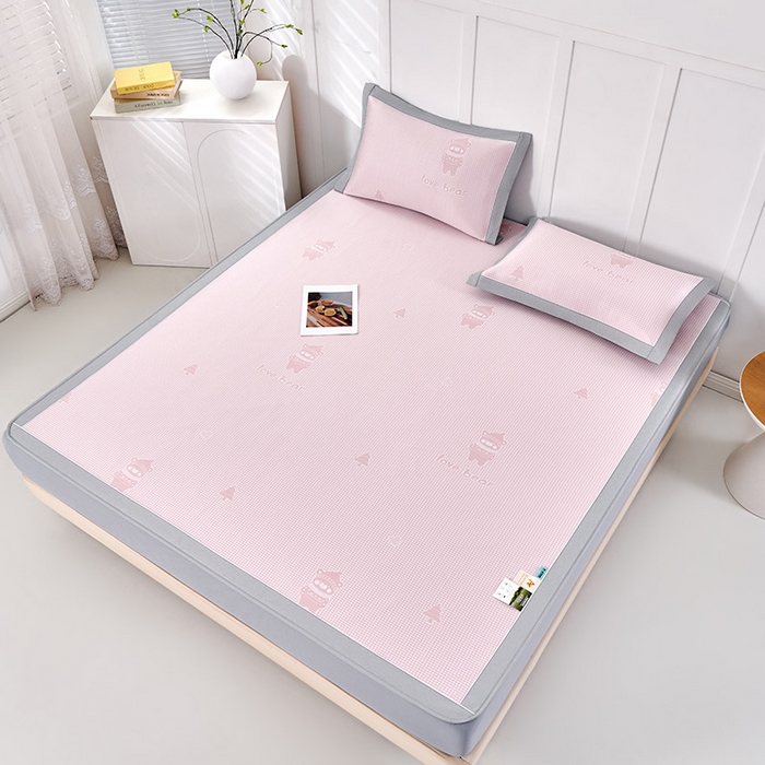 91家纺网 家纺一手货源 找家纺 小牛席业 2026新款【实拍风格】双PE高凉感-韩版小熊提花冰丝席（床笠款）凉席竹席藤席冰藤席乳胶席豆豆席 粉色