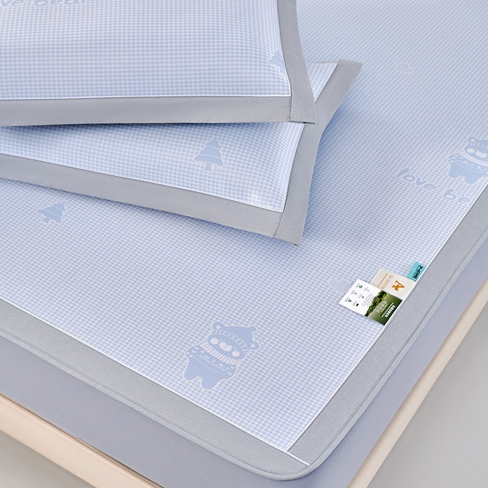 91家纺网 家纺一手货源 找家纺 小牛席业 2026新款【实拍风格】双PE高凉感-韩版小熊提花冰丝席（床笠款）凉席竹席藤席冰藤席乳胶席豆豆席 蓝色