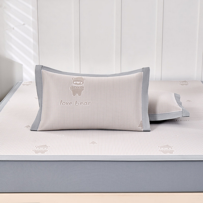 91家纺网 家纺一手货源 找家纺 （总）小牛席业 2026新款【实拍风格】双PE高凉感-韩版小熊提花冰丝席（床笠款）凉席竹席藤席冰藤席乳胶席豆豆席