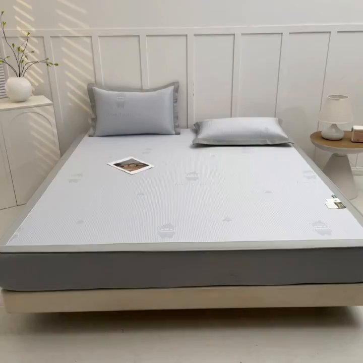 91家纺网 家纺一手货源 找家纺 小牛席业 2026新款【实拍风格】双PE高凉感-韩版小熊提花冰丝席（床笠款）凉席竹席藤席冰藤席乳胶席豆豆席 蓝色