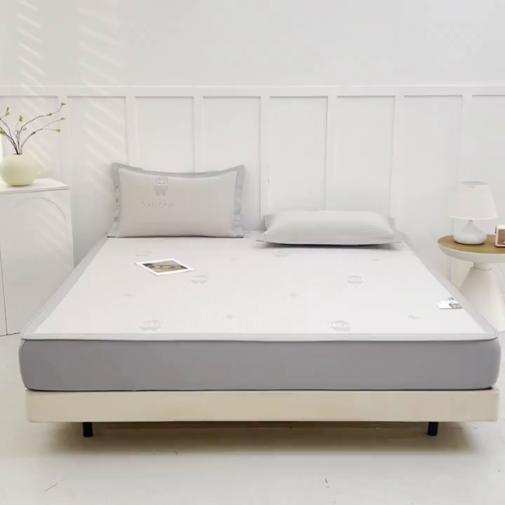 91家纺网 家纺一手货源 找家纺 （总）小牛席业 2026新款【实拍风格】双PE高凉感-韩版小熊提花冰丝席（床笠款）凉席竹席藤席冰藤席乳胶席豆豆席