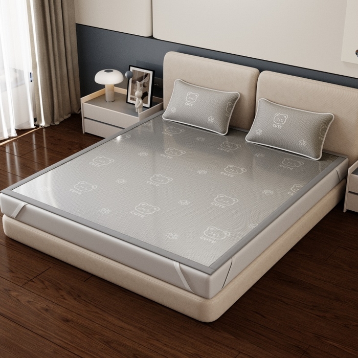 91家纺网 家纺一手货源 找家纺 福来临家纺 2026新款印花冰丝席席子凉席-床席款床笠款 开心小熊灰-床席款