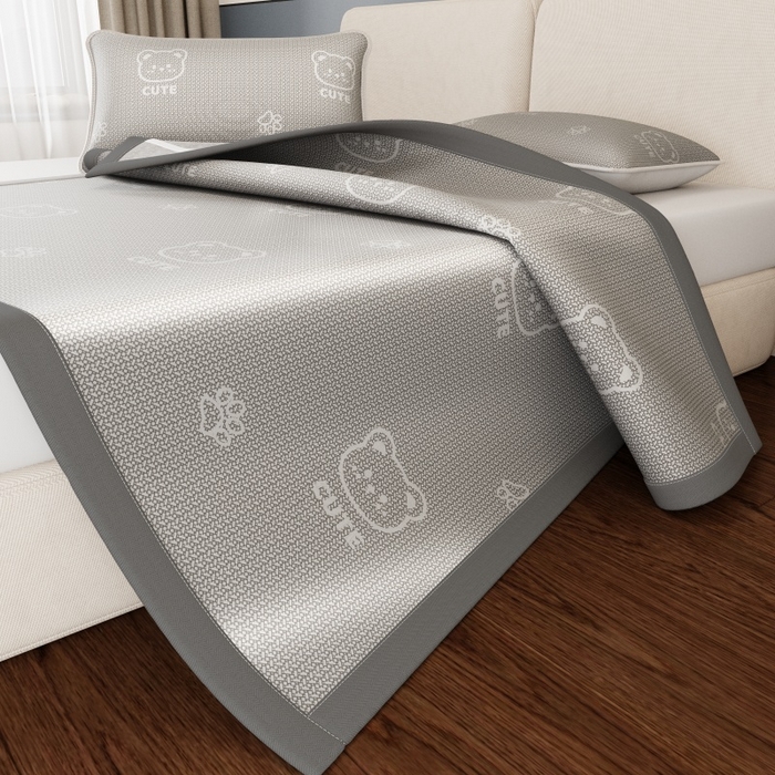 91家纺网 家纺一手货源 找家纺 福来临家纺 2026新款印花冰丝席席子凉席-床席款床笠款 开心小熊灰-床席款