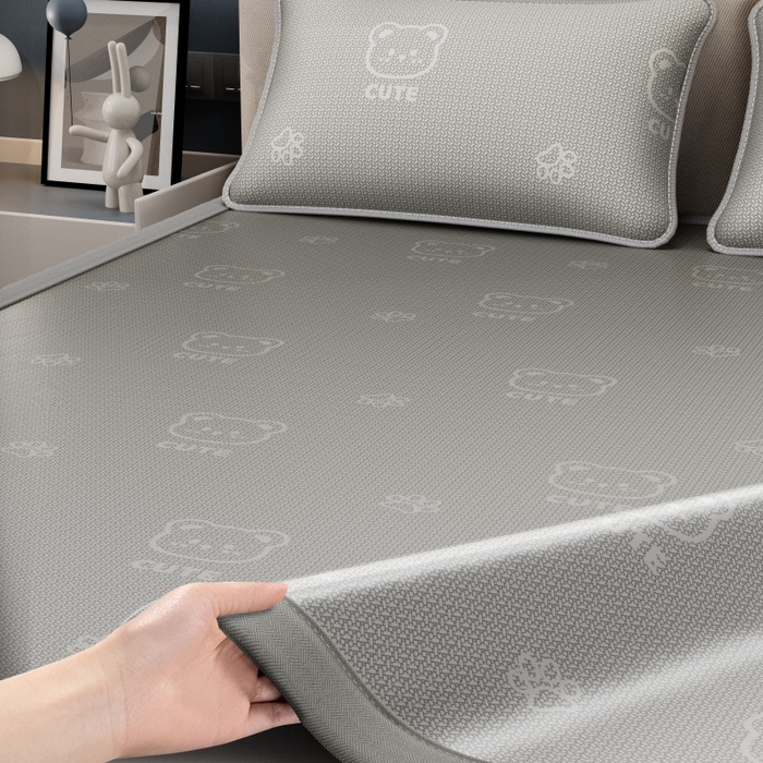 91家纺网 家纺一手货源 找家纺 福来临家纺 2026新款印花冰丝席席子凉席-床席款床笠款 开心小熊灰-床席款