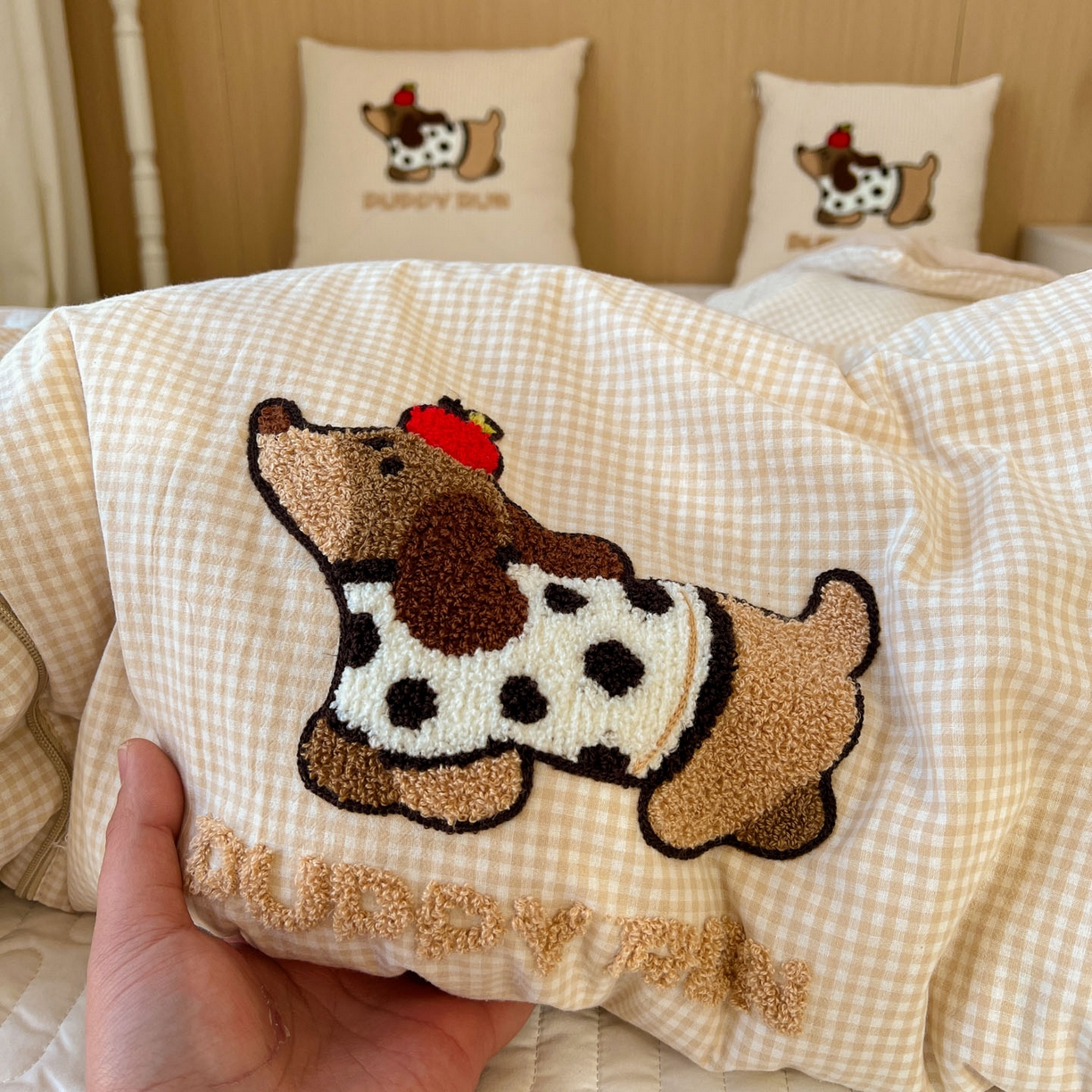 91家纺网 家纺一手货源 找家纺 番茄+ 2026春夏新款色织全棉纯棉水洗棉毛巾绣抱枕被 波点腊肠狗