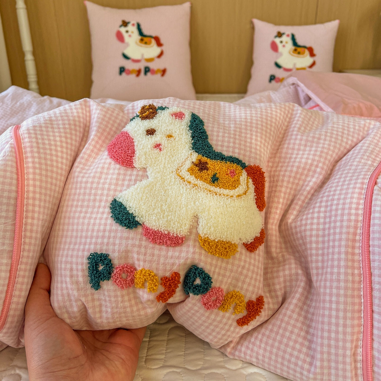 91家纺网 家纺一手货源 找家纺 番茄+ 2026春夏新款色织全棉纯棉水洗棉毛巾绣抱枕被 彩色小马