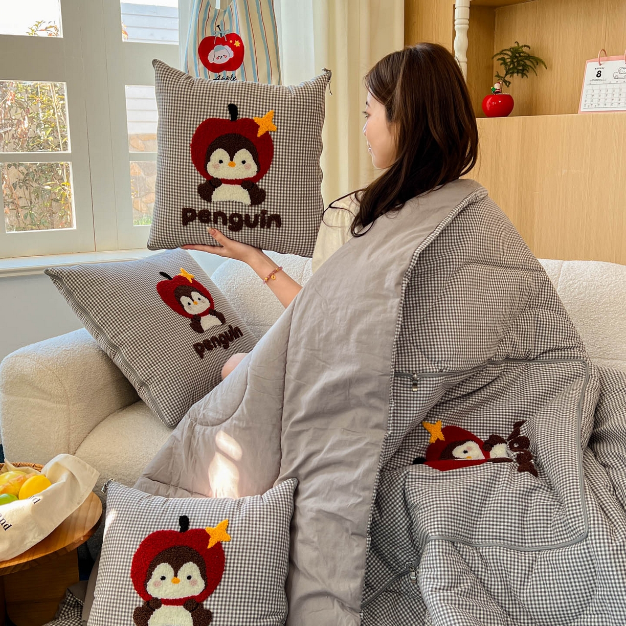 91家纺网 家纺一手货源 找家纺 番茄+ 2026春夏新款色织全棉纯棉水洗棉毛巾绣抱枕被 苹果企鹅-黑格