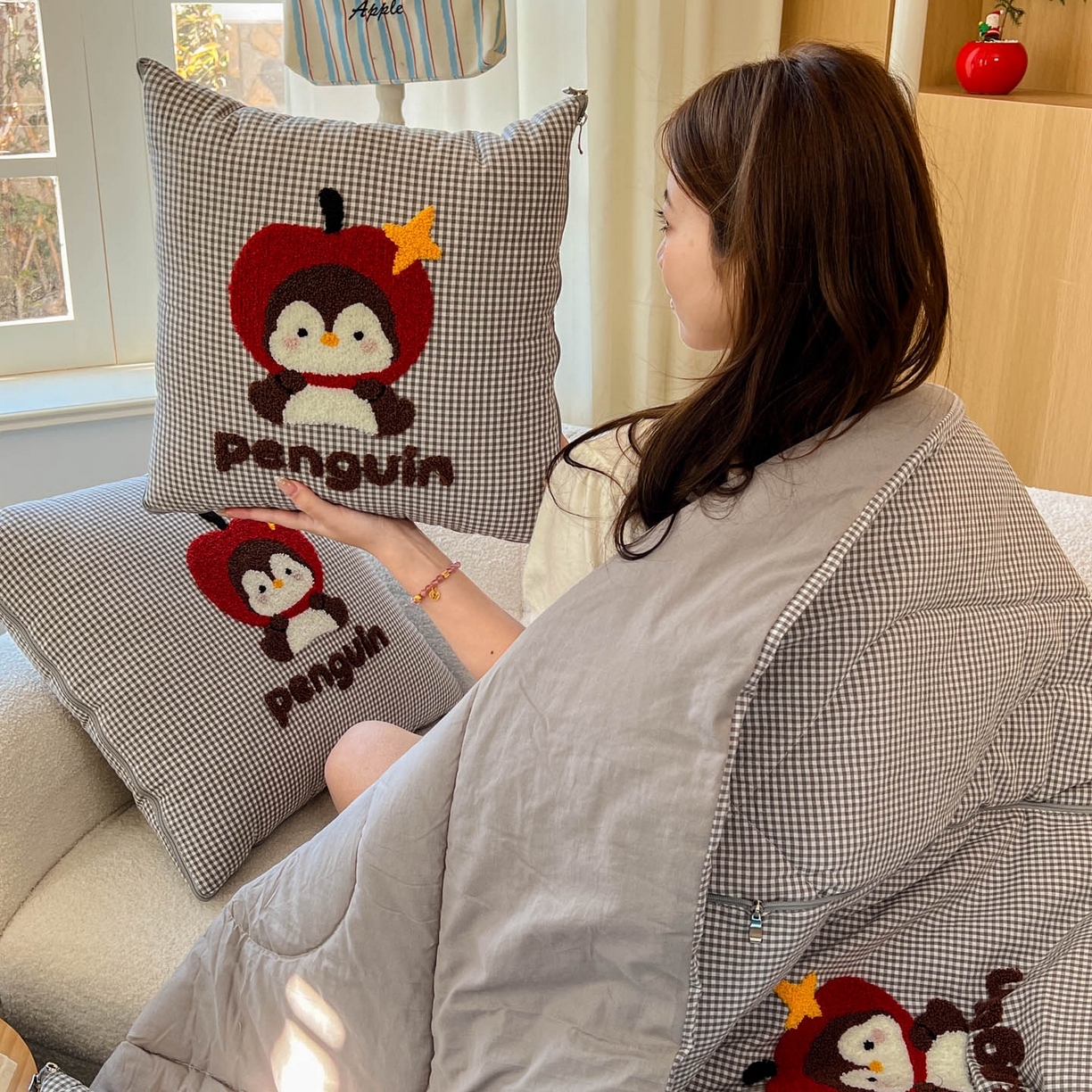 91家纺网 家纺一手货源 找家纺 番茄+ 2026春夏新款色织全棉纯棉水洗棉毛巾绣抱枕被 苹果企鹅-黑格