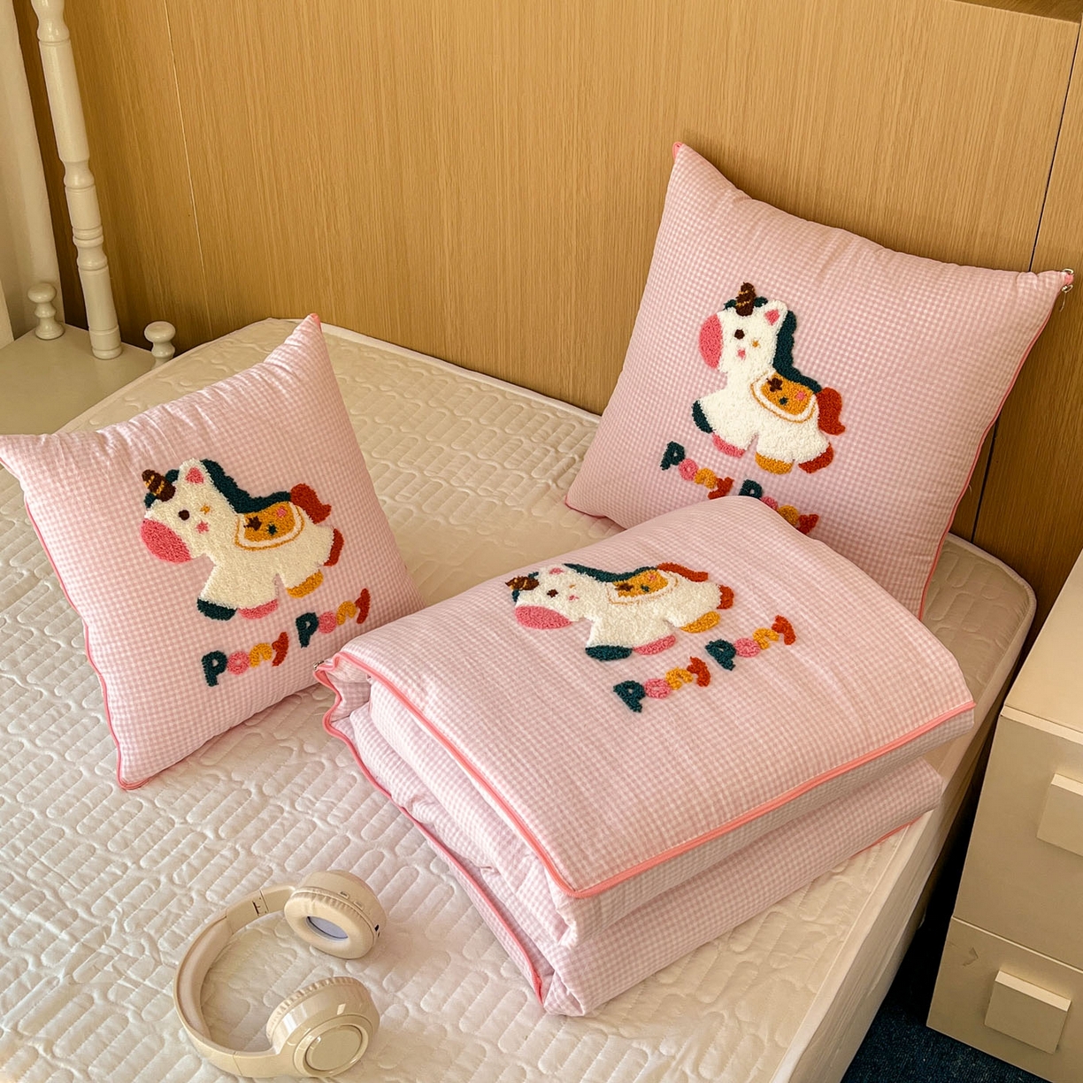 91家纺网 家纺一手货源 找家纺 番茄+ 2026春夏新款色织全棉纯棉水洗棉毛巾绣抱枕被 彩色小马