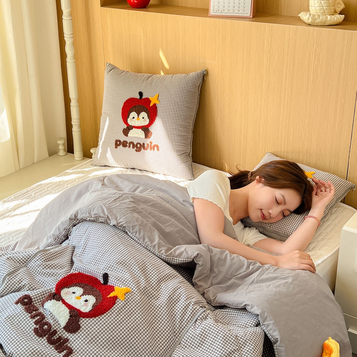 91家纺网 家纺一手货源 找家纺 番茄+ 2026春夏新款色织全棉纯棉水洗棉毛巾绣抱枕被 苹果企鹅-黑格