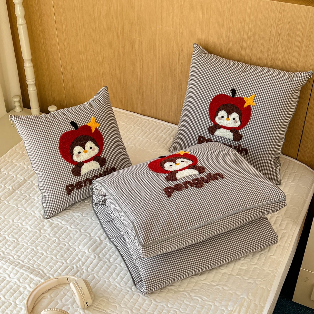 91家纺网 家纺一手货源 找家纺 番茄+ 2026春夏新款色织全棉纯棉水洗棉毛巾绣抱枕被 苹果企鹅-黑格