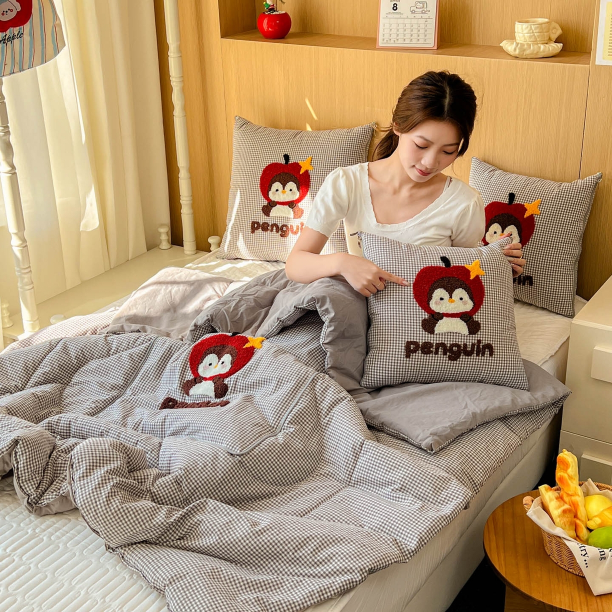 91家纺网 家纺一手货源 找家纺 番茄+ 2026春夏新款色织全棉纯棉水洗棉毛巾绣抱枕被 苹果企鹅-黑格