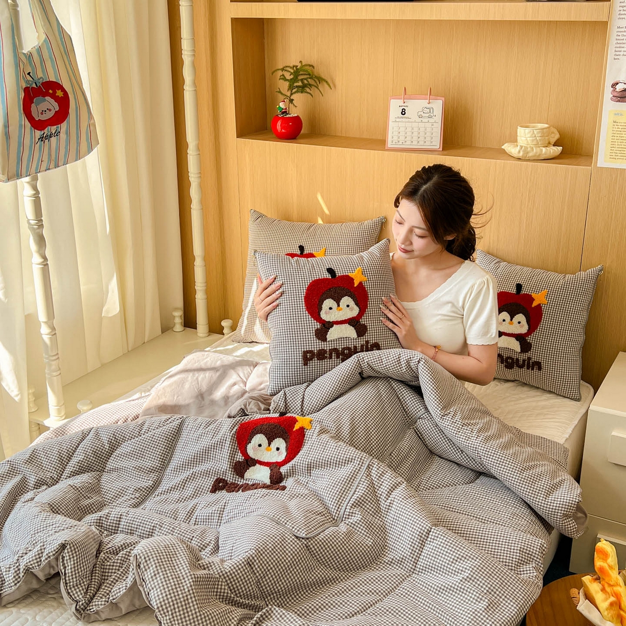 91家纺网 家纺一手货源 找家纺 番茄+ 2026春夏新款色织全棉纯棉水洗棉毛巾绣抱枕被 苹果企鹅-黑格