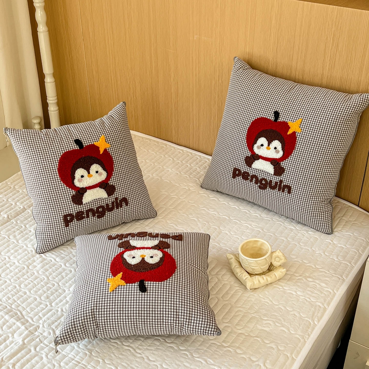 91家纺网 家纺一手货源 找家纺 番茄+ 2026春夏新款色织全棉纯棉水洗棉毛巾绣抱枕被 苹果企鹅-黑格