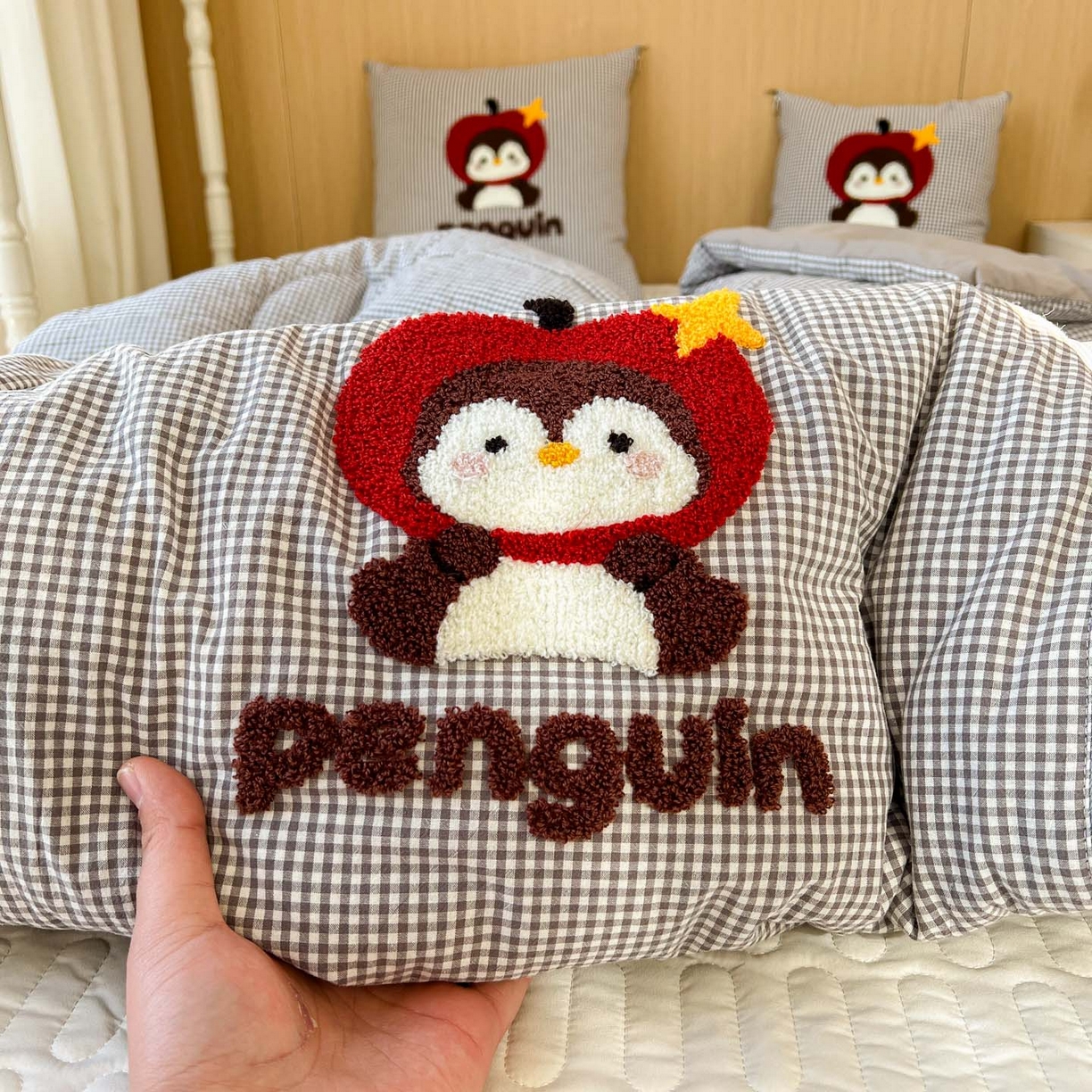 91家纺网 家纺一手货源 找家纺 番茄+ 2026春夏新款色织全棉纯棉水洗棉毛巾绣抱枕被 苹果企鹅-黑格