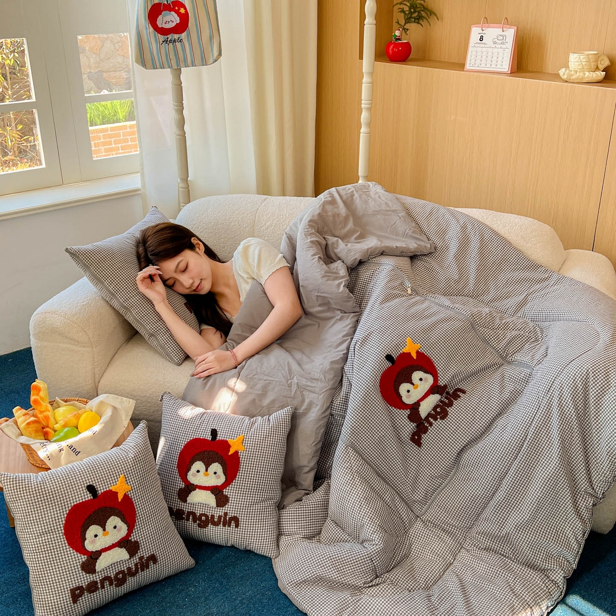 91家纺网 家纺一手货源 找家纺 番茄+ 2026春夏新款色织全棉纯棉水洗棉毛巾绣抱枕被 苹果企鹅-黑格