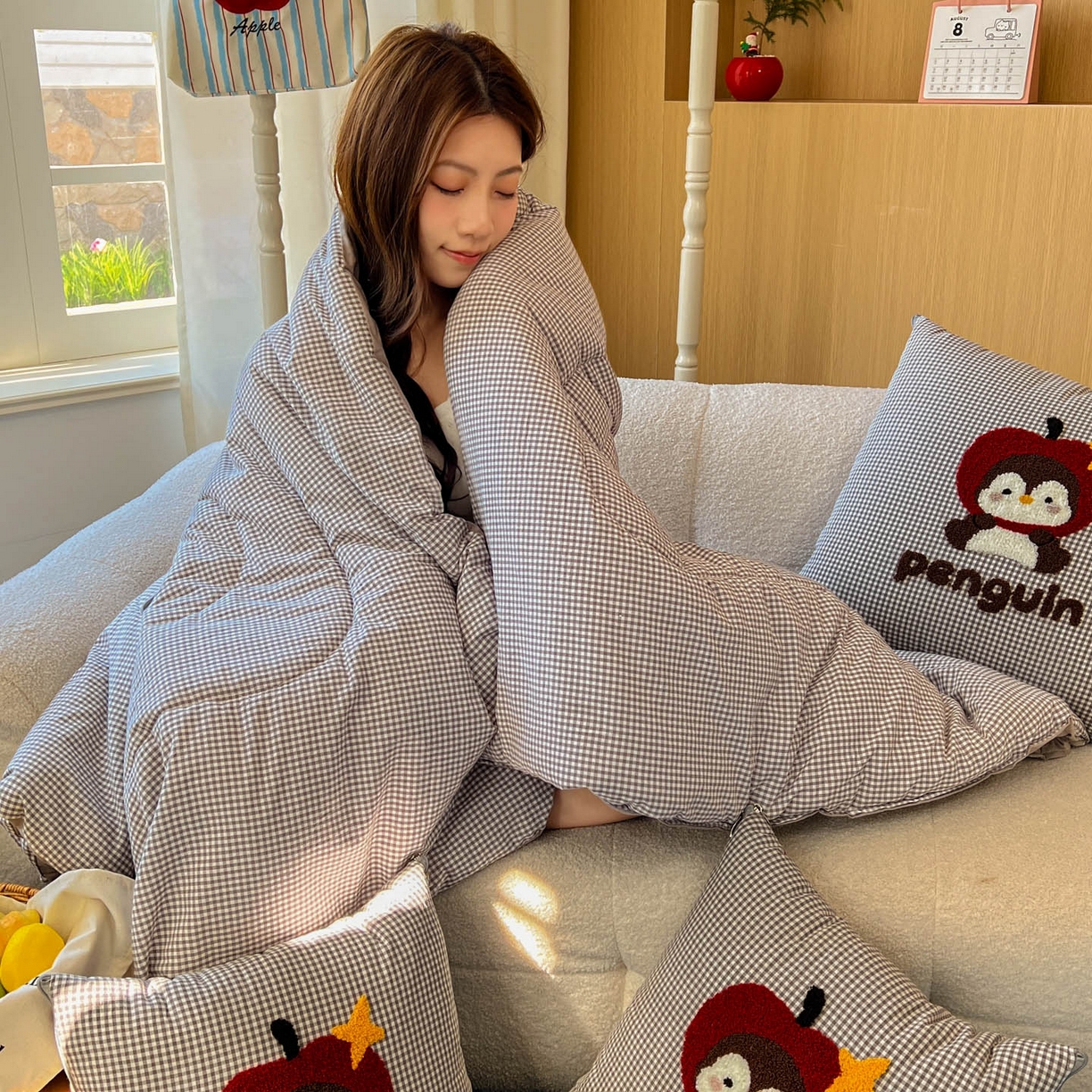 91家纺网 家纺一手货源 找家纺 番茄+ 2026春夏新款色织全棉纯棉水洗棉毛巾绣抱枕被 苹果企鹅-黑格