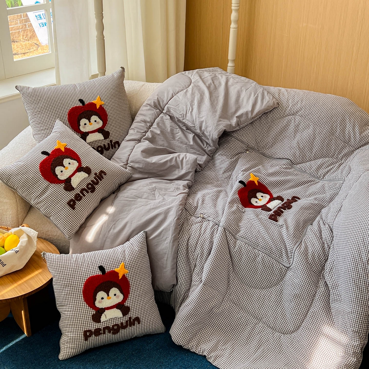 番茄+ 2026春夏新款色织全棉纯棉水洗棉毛巾绣抱枕被 苹果企鹅-黑格