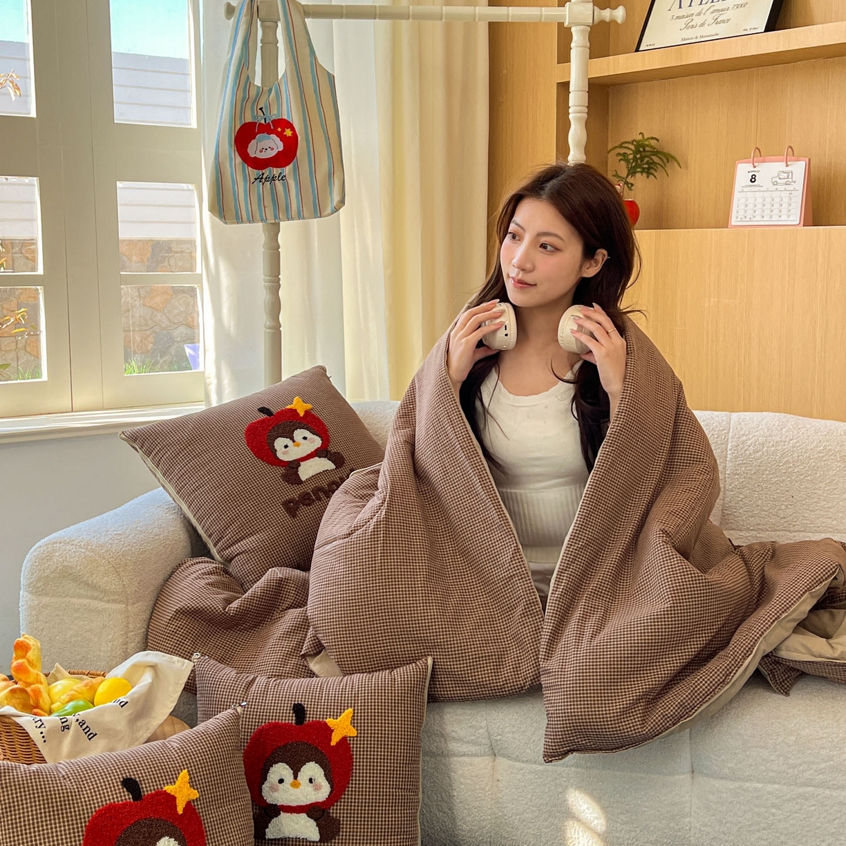 91家纺网 家纺一手货源 找家纺 番茄+ 2026春夏新款色织全棉纯棉水洗棉毛巾绣抱枕被 苹果企鹅-咖格