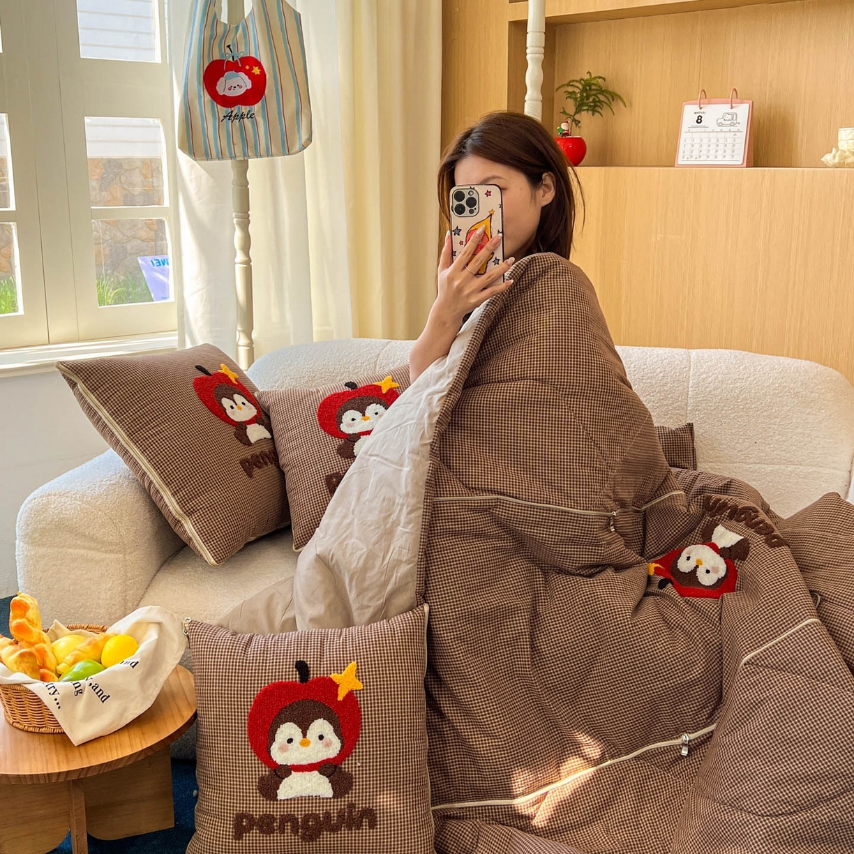 91家纺网 家纺一手货源 找家纺 番茄+ 2026春夏新款色织全棉纯棉水洗棉毛巾绣抱枕被 苹果企鹅-咖格