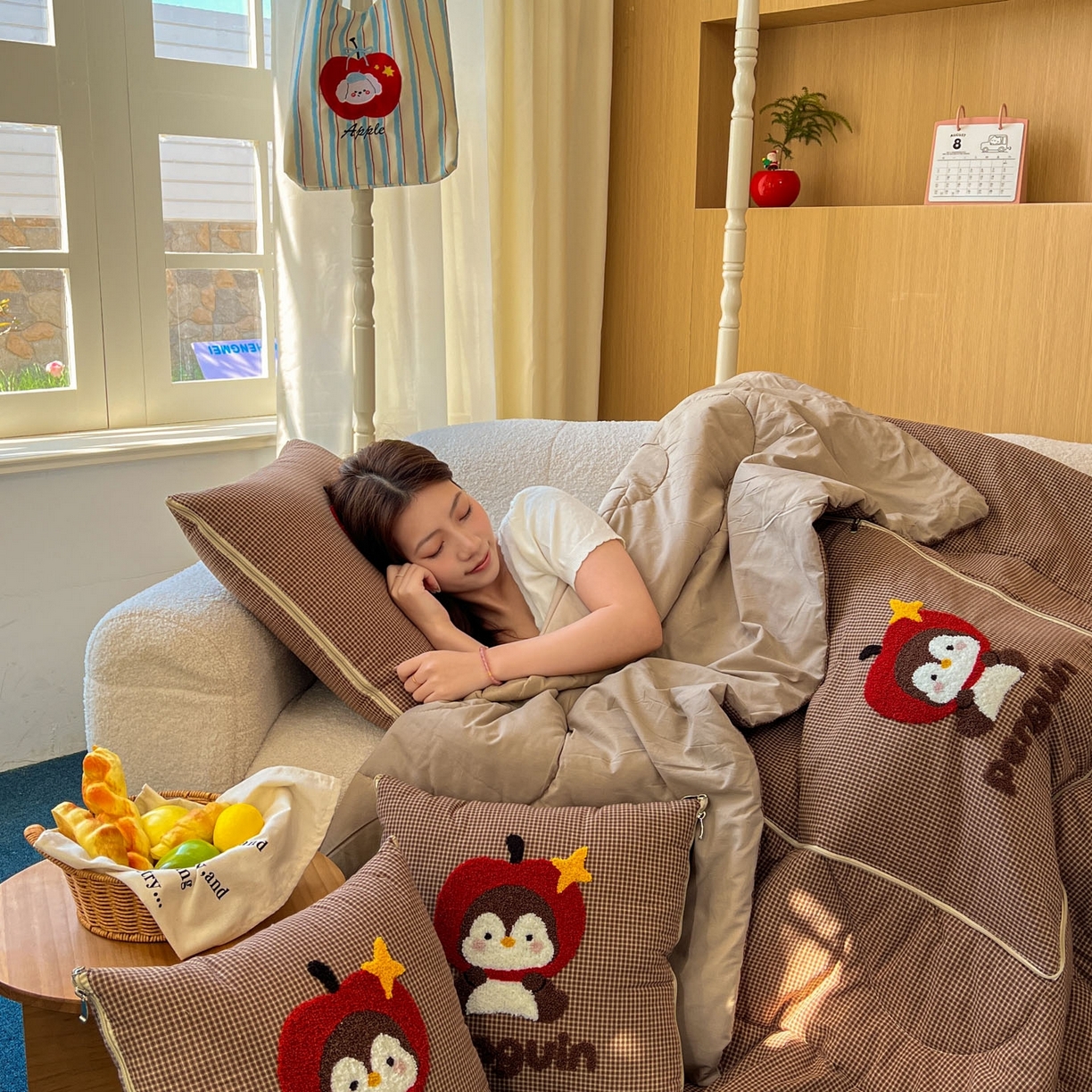 91家纺网 家纺一手货源 找家纺 番茄+ 2026春夏新款色织全棉纯棉水洗棉毛巾绣抱枕被 苹果企鹅-咖格