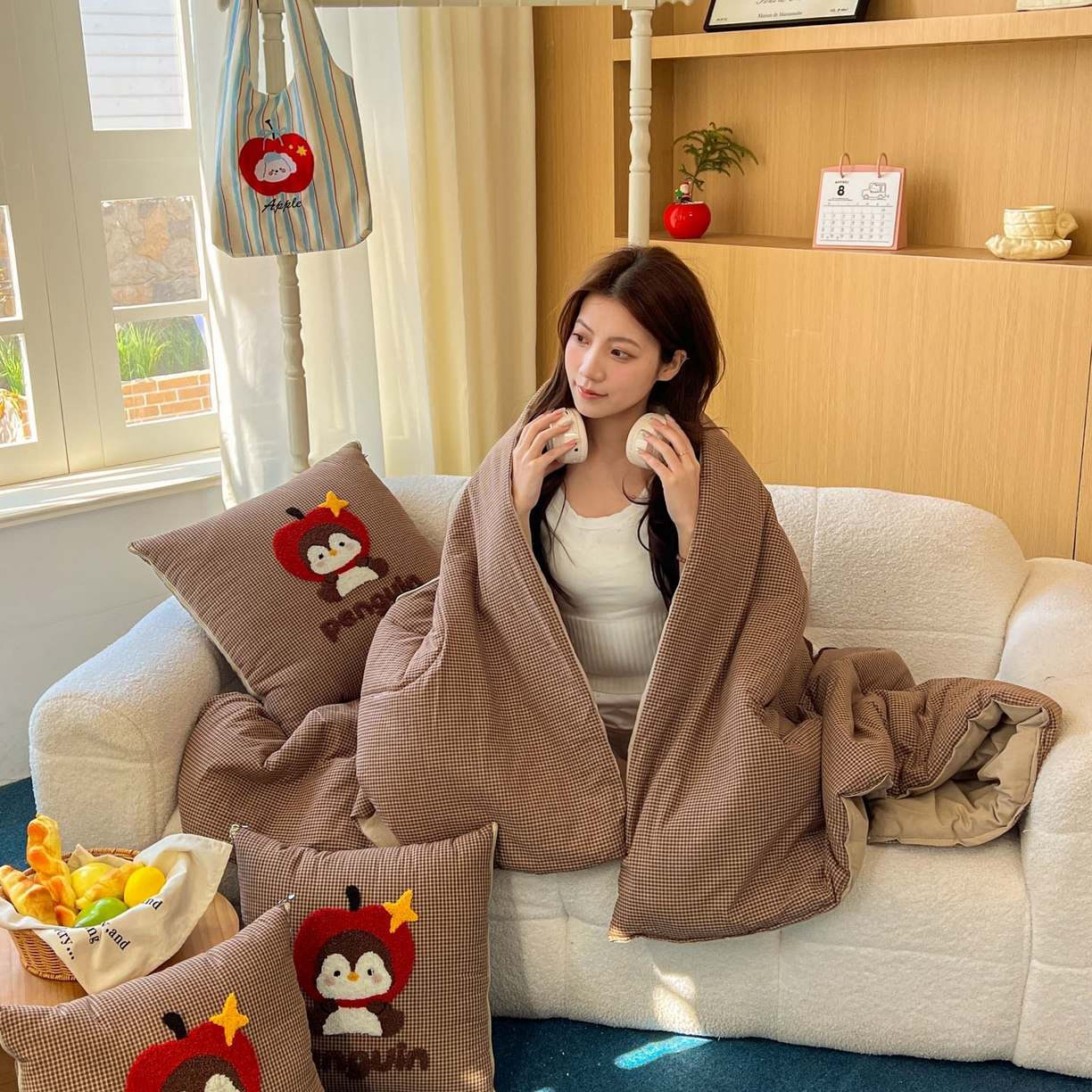 91家纺网 家纺一手货源 找家纺 番茄+ 2026春夏新款色织全棉纯棉水洗棉毛巾绣抱枕被 苹果企鹅-咖格