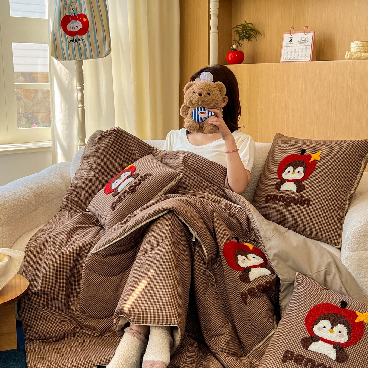 91家纺网 家纺一手货源 找家纺 番茄+ 2026春夏新款色织全棉纯棉水洗棉毛巾绣抱枕被 苹果企鹅-咖格