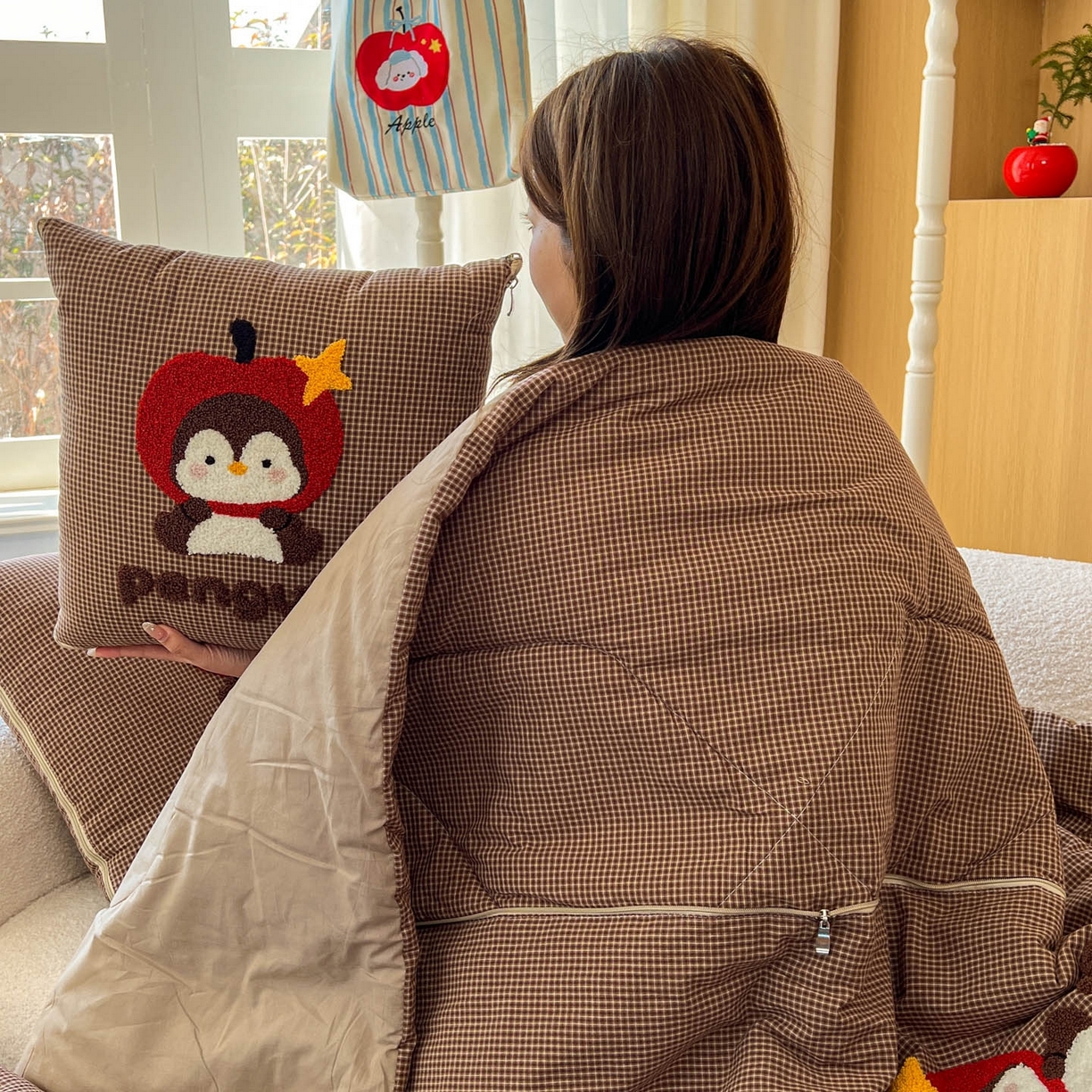 91家纺网 家纺一手货源 找家纺 番茄+ 2026春夏新款色织全棉纯棉水洗棉毛巾绣抱枕被 苹果企鹅-咖格