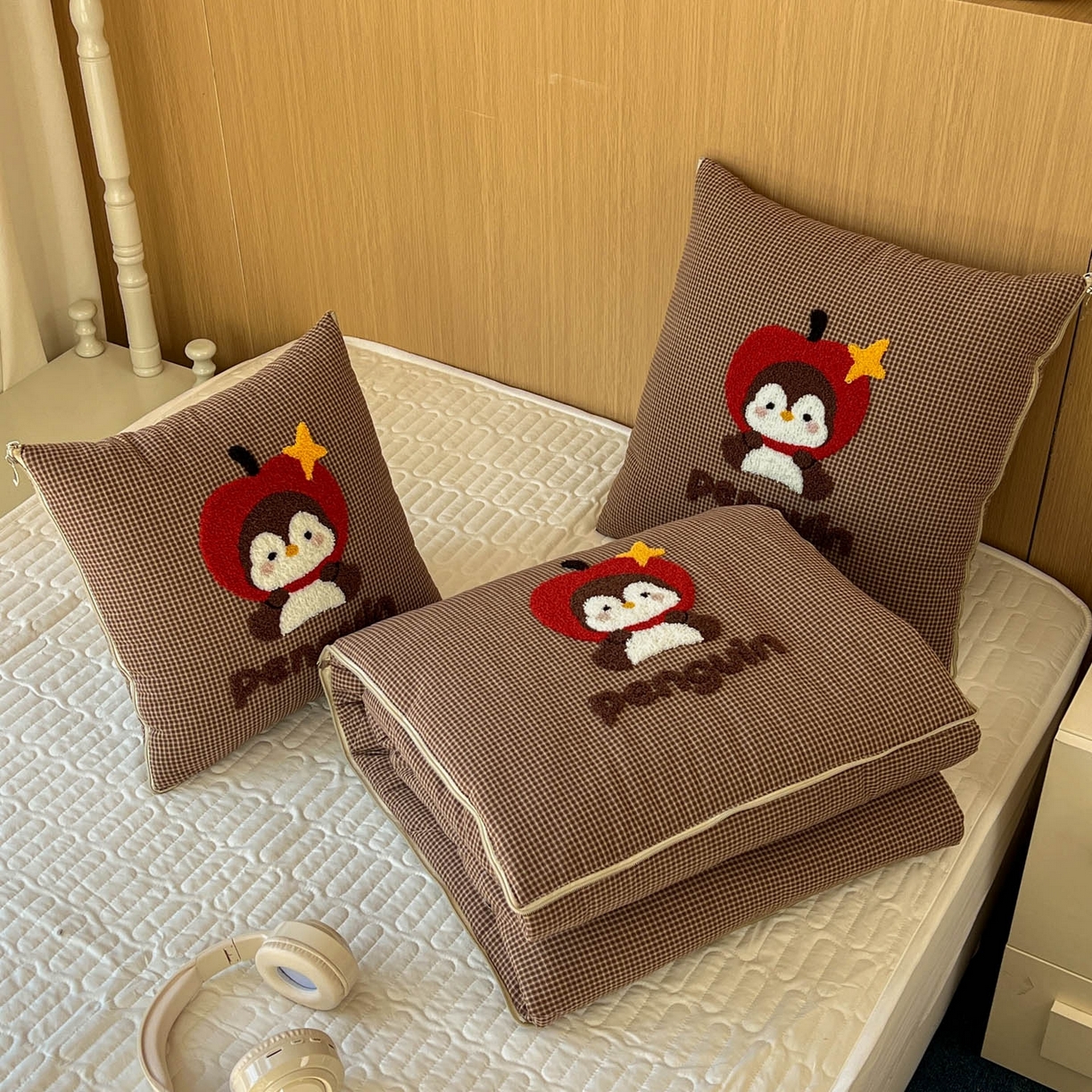 91家纺网 家纺一手货源 找家纺 番茄+ 2026春夏新款色织全棉纯棉水洗棉毛巾绣抱枕被 苹果企鹅-咖格