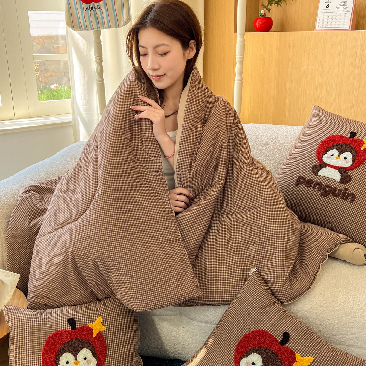 91家纺网 家纺一手货源 找家纺 番茄+ 2026春夏新款色织全棉纯棉水洗棉毛巾绣抱枕被 苹果企鹅-咖格