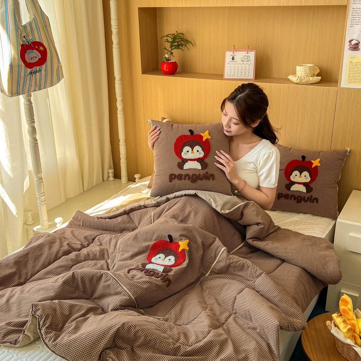 91家纺网 家纺一手货源 找家纺 番茄+ 2026春夏新款色织全棉纯棉水洗棉毛巾绣抱枕被 苹果企鹅-咖格