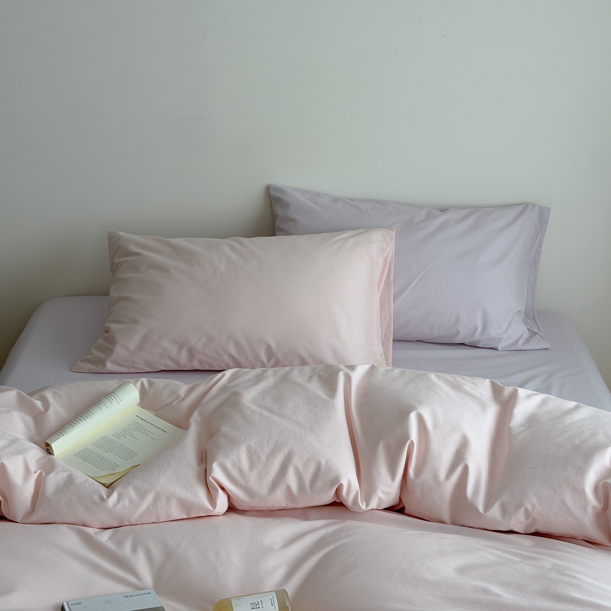 91家纺网 家纺一手货源 找家纺 蜜宿 2026新款纯色混搭全棉纯棉40s水洗棉四件套 粉色星球（枕套粉蓝竖条+淡粉）