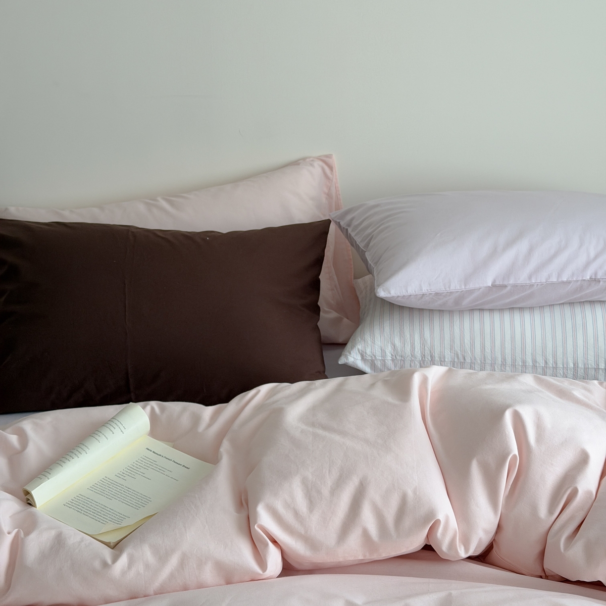 91家纺网 家纺一手货源 找家纺 蜜宿 2026新款纯色混搭全棉纯棉40s水洗棉四件套 粉色星球（枕套粉蓝竖条+风信紫）