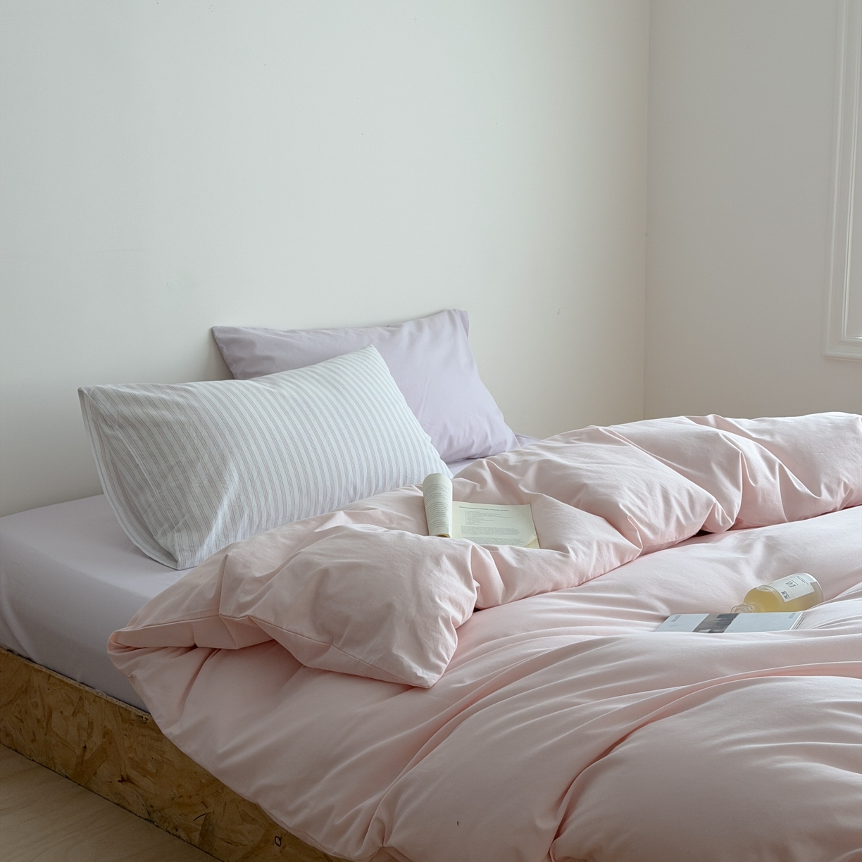 91家纺网 家纺一手货源 找家纺 蜜宿 2026新款纯色混搭全棉纯棉40s水洗棉四件套 粉色星球（枕套粉蓝竖条+风信紫）