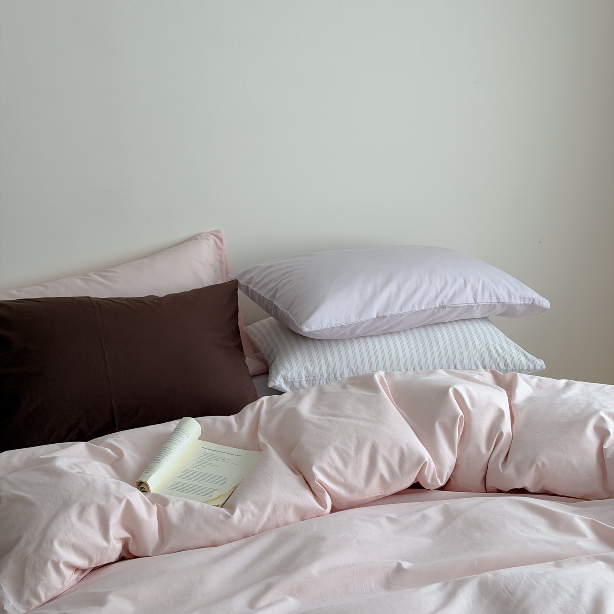 91家纺网 家纺一手货源 找家纺 蜜宿 2026新款纯色混搭全棉纯棉40s水洗棉四件套 粉色星球（枕套粉蓝竖条+风信紫）