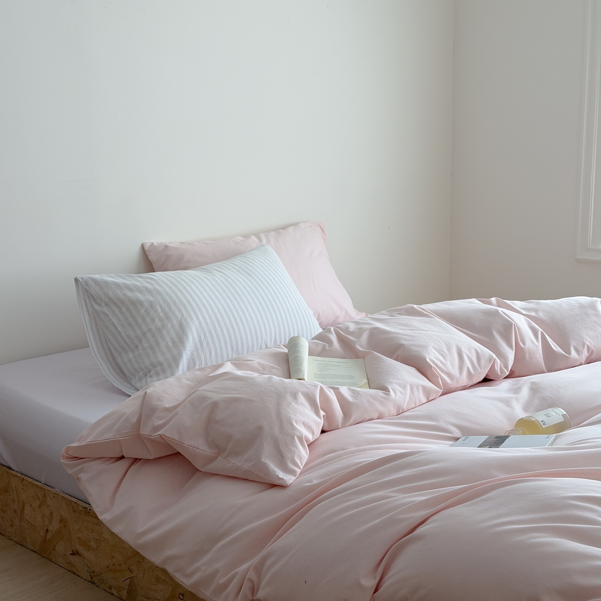 91家纺网 家纺一手货源 找家纺 蜜宿 2026新款纯色混搭全棉纯棉40s水洗棉四件套 粉色星球（枕套粉蓝竖条+风信紫）