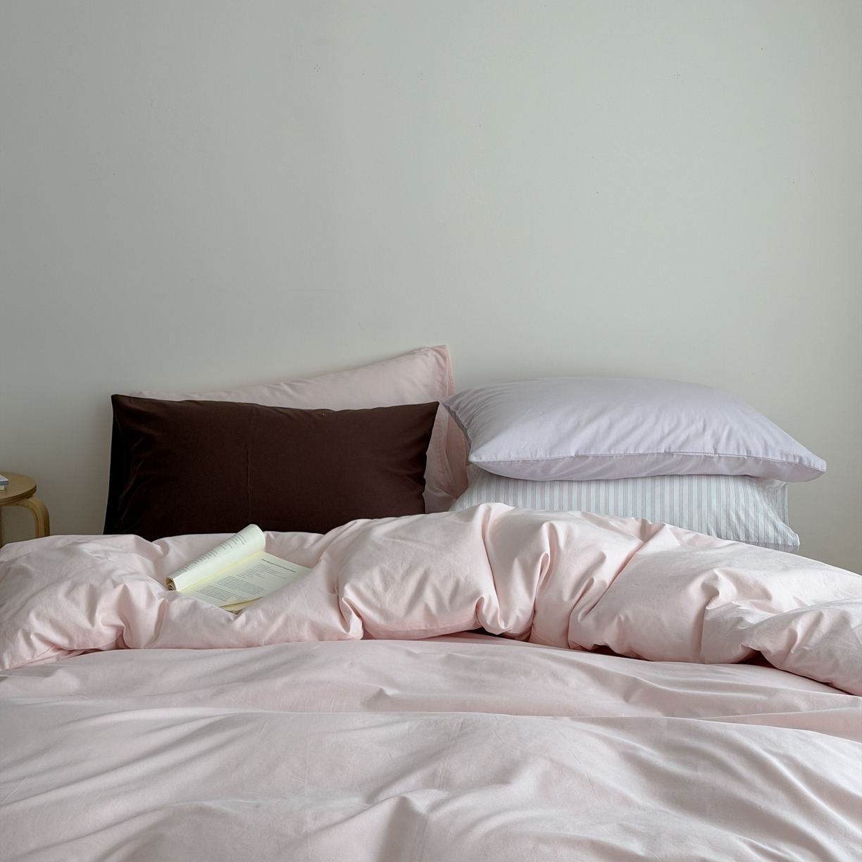 91家纺网 家纺一手货源 找家纺 蜜宿 2026新款纯色混搭全棉纯棉40s水洗棉四件套 粉色星球（枕套粉蓝竖条+可可棕）