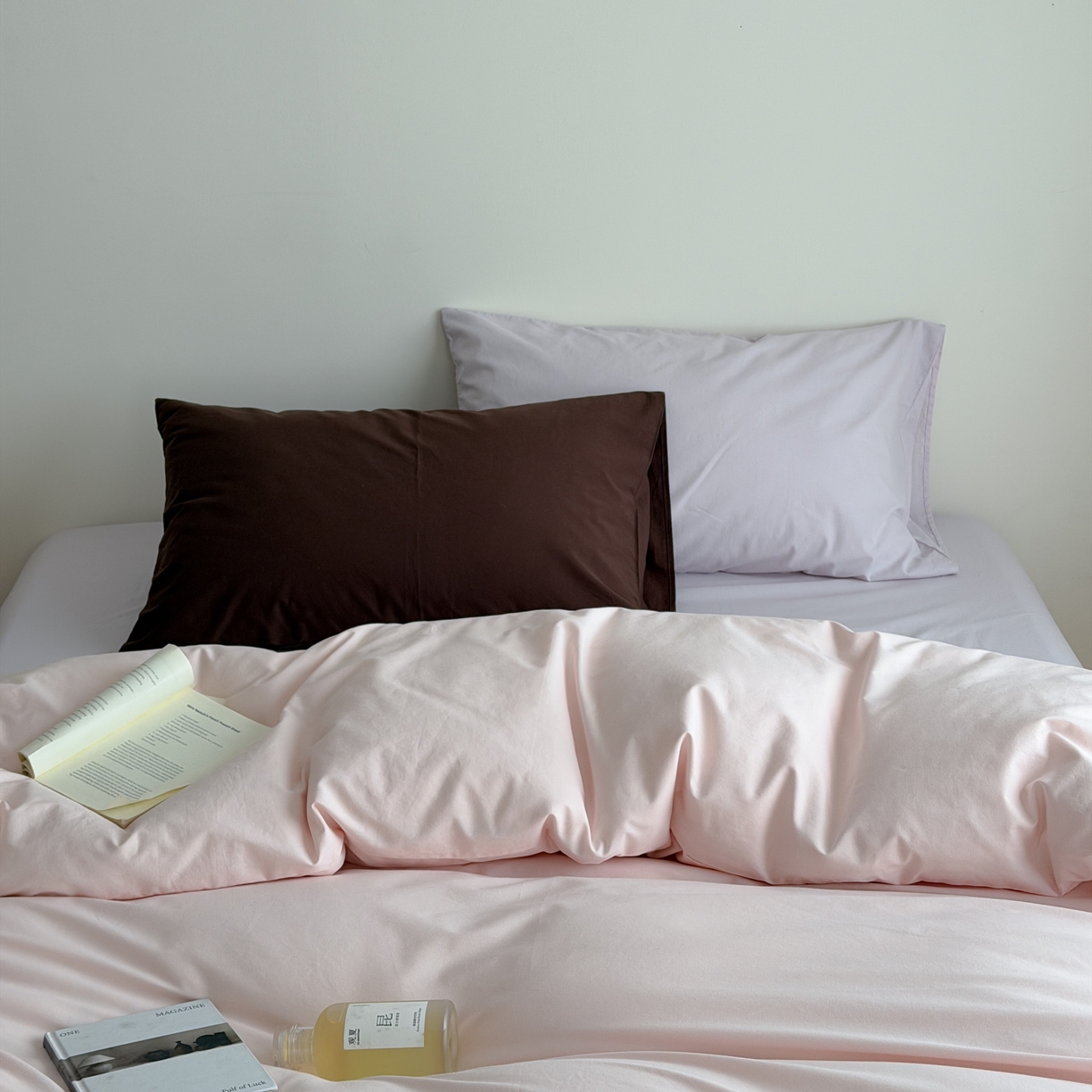 91家纺网 家纺一手货源 找家纺 蜜宿 2026新款纯色混搭全棉纯棉40s水洗棉四件套 粉色星球（枕套粉蓝竖条+可可棕）